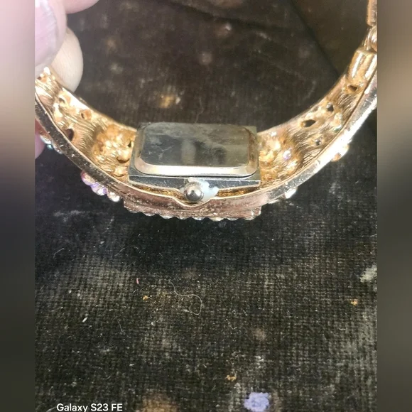 Beautiful Lupai Quartz Cuff Style watch womens - Picture 5 of 7